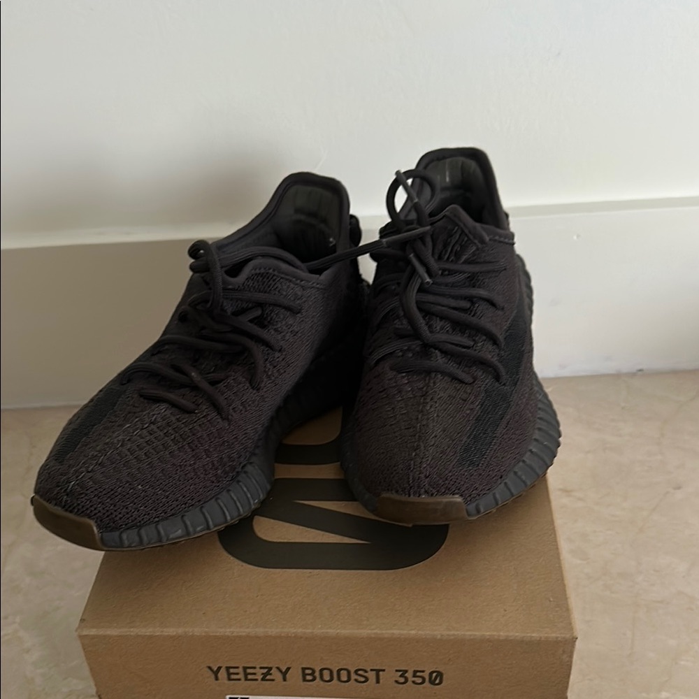 Yeezy Boost 350 V2 Triple Black